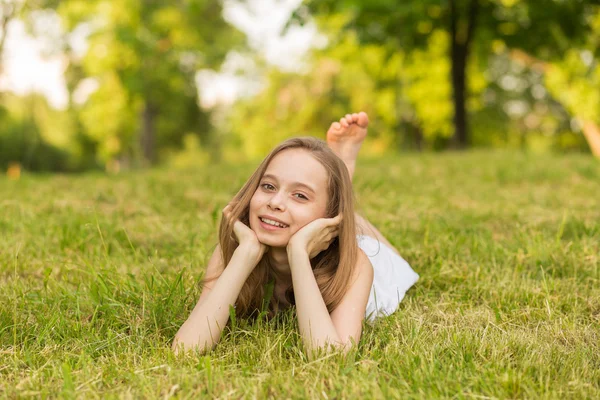 La belle fille dans le parc — Photo