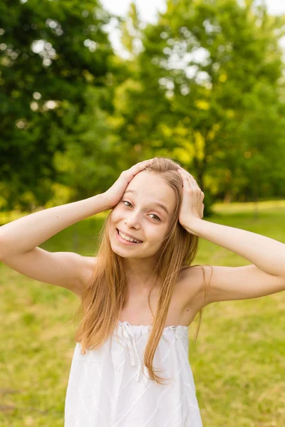 A menina bonita no parque — Fotografia de Stock