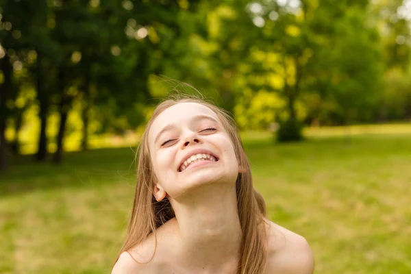 Das schöne Mädchen im Park — Stockfoto