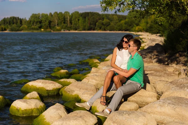 Junge Liebende am Meer — Stockfoto