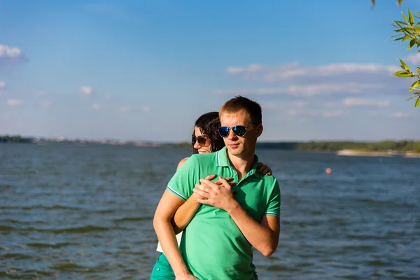 Jóvenes amantes en el mar — Foto de Stock