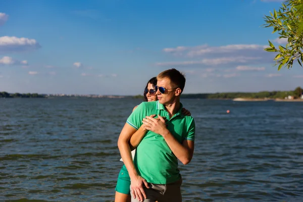 Jóvenes amantes en el mar — Foto de Stock