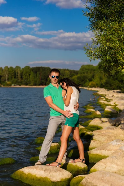 Junge Liebende am Meer — Stockfoto