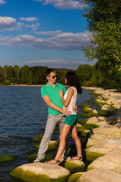 Junge Liebende am Meer — Stockfoto