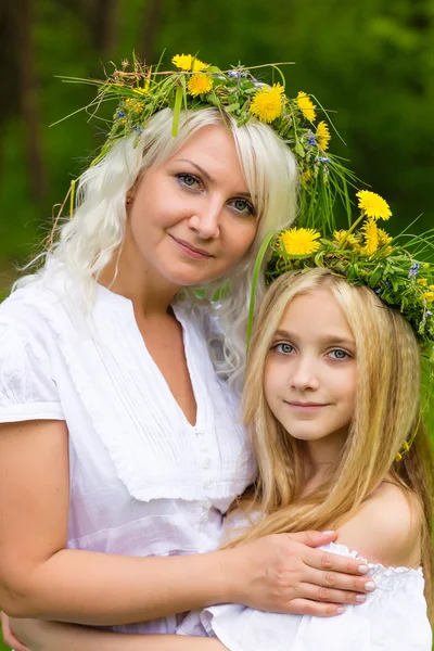 Schöne Familie im Park — Stockfoto