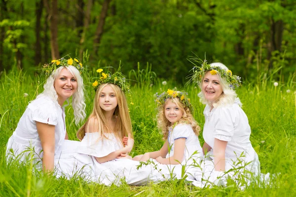 Schöne Familie im Park — Stockfoto