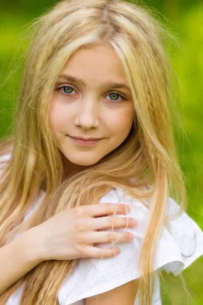 A menina bonita no parque — Fotografia de Stock