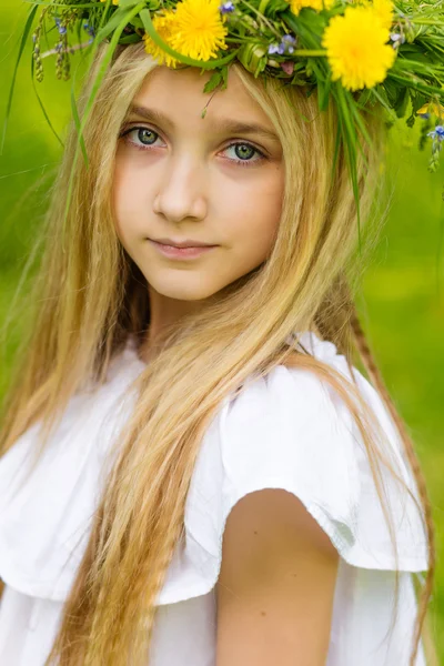 A menina bonita no parque — Fotografia de Stock