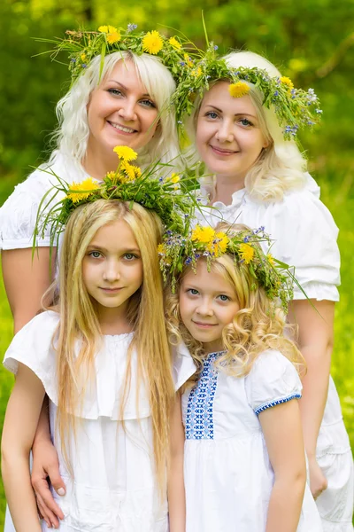 Schöne Familie im Park — Stockfoto