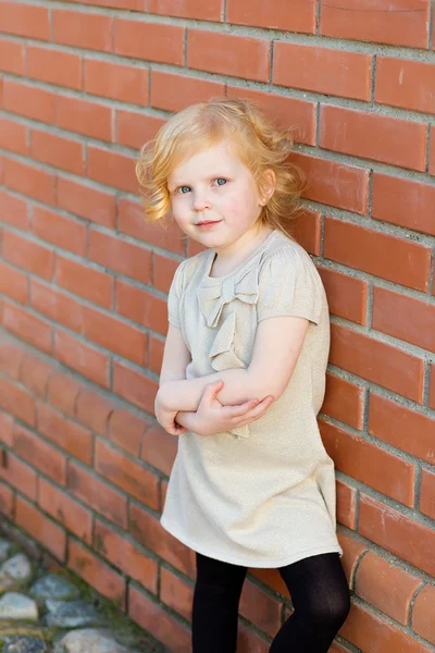 一个小的红发女孩在城市夏天的肖像 — 图库照片