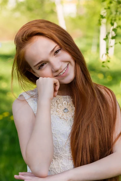 Portrait d'une belle fille aux cheveux roux en été — Photo