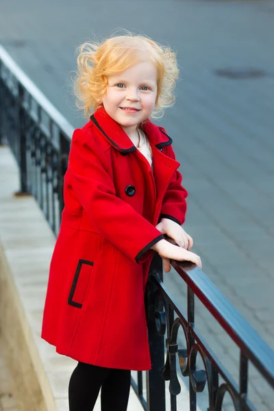 Портрет маленькой рыжеволосой девочки в городе летом — стоковое фото