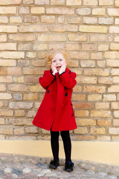 Portrait of a little red-haired girl in city summer — Stock Photo, Image