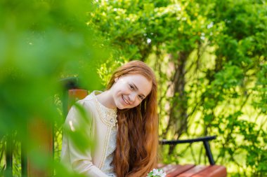 Güzel kızıl saçlı kızın portresi.