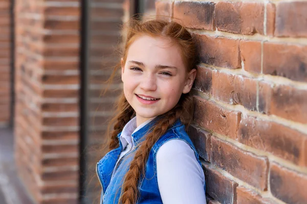 Portrait de la belle fille aux cheveux roux — Photo