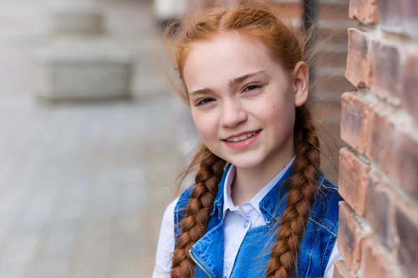 Portrait de la belle fille aux cheveux roux — Photo