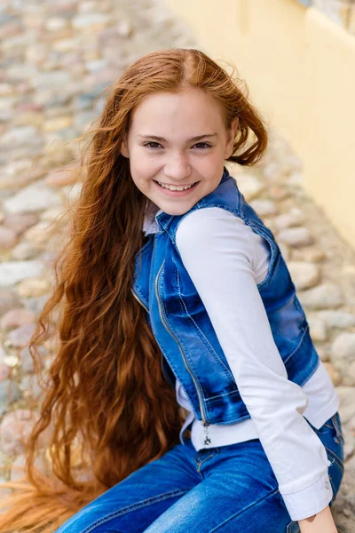 Portrait de la belle fille aux cheveux roux — Photo