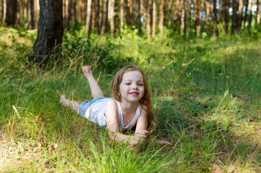 uzun saçlı güzel bir genç kız portresi 