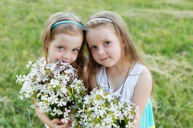 iki güzel kız arkadaşım çayır üzerinde