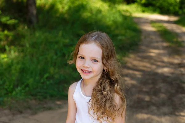 Portrait of a beautiful young girl with long hair — Stock Photo, Image