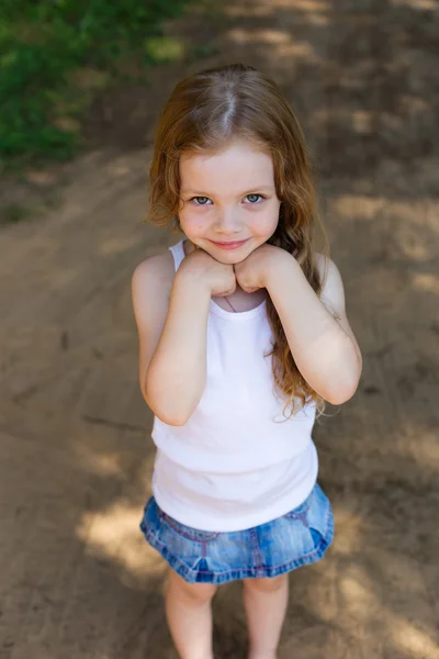 Portrait of a beautiful young girl with long hair — Stock Photo, Image