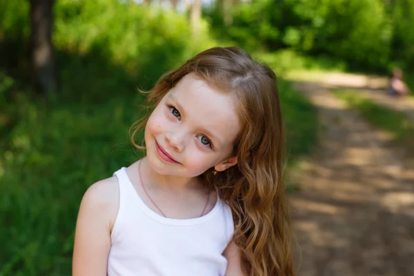 一个美丽的年轻女孩长头发的肖像 — 图库照片