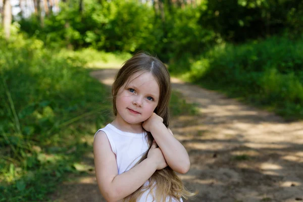 Portrait d'une belle jeune fille aux cheveux longs — Photo