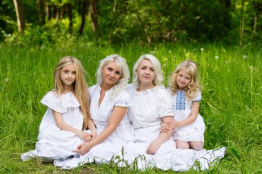 Mutlu aile yaz aylarında doğa istirahat