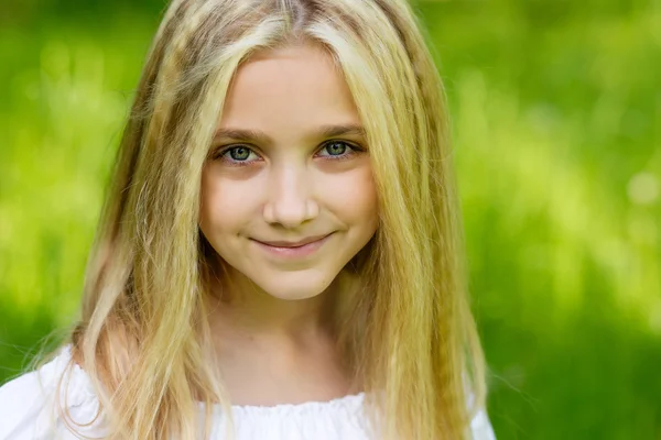 夏季には屋外の肖像画かわいい金髪の女の子 — ストック写真
