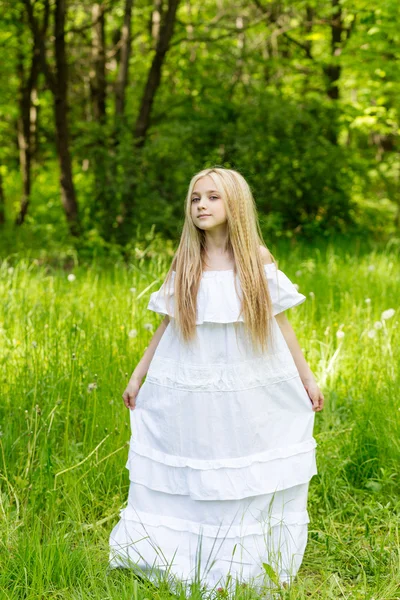 Portrait jolie fille blonde en plein air en été — Photo