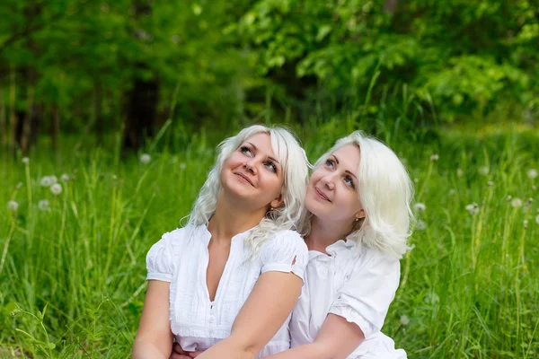 Dwie siostry szczęśliwy na zewnątrz w lecie — Zdjęcie stockowe
