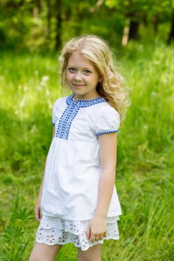 Yaz aylarında açık havada portre sevimli sarışın kız