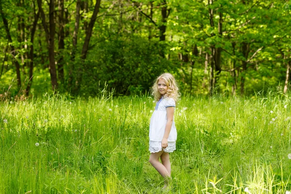 Retrato linda chica rubia al aire libre en verano — Foto de Stock