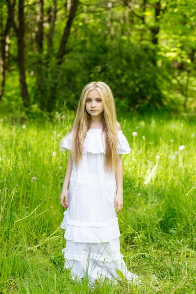 Portrait jolie fille blonde en plein air en été — Photo