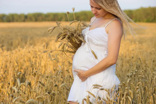 Femme enceinte en plein air en été — Photo