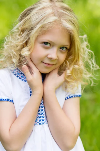 Porträt süße blonde Mädchen im Sommer draußen — Stockfoto