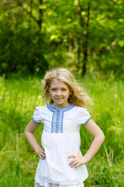 Yaz aylarında açık havada portre sevimli sarışın kız