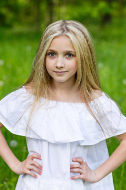 Yaz aylarında açık havada portre sevimli sarışın kız