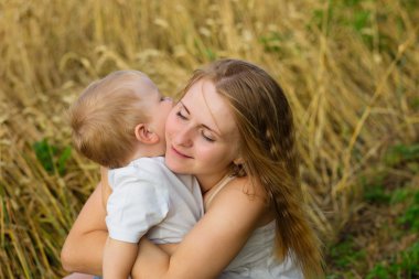 küçük bir çocuk olan hamile kadın