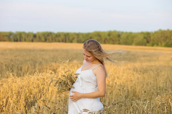 夏の屋外での妊娠中の女性 — ストック写真