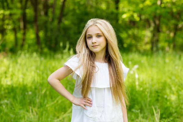 Retrato bonito menina loira ao ar livre no verão — Fotografia de Stock