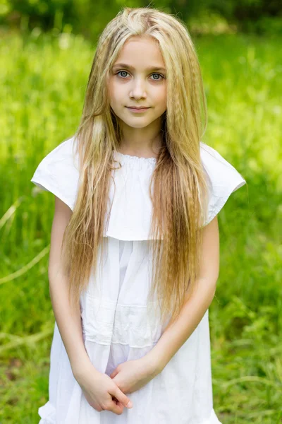Portré aranyos szőke lány nyáron szabadban — Stock Fotó
