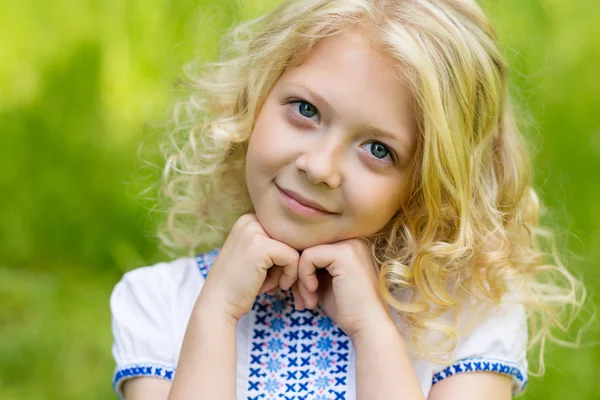 Портрет симпатичная блондинка на открытом воздухе летом — стоковое фото