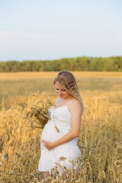 夏の屋外での妊娠中の女性 — ストック写真