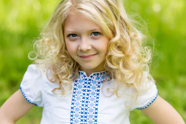 Retrato bonito menina loira ao ar livre no verão — Fotografia de Stock