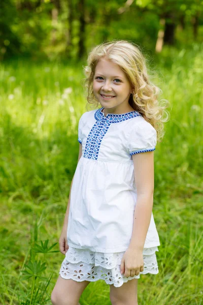 Retrato bonito menina loira ao ar livre no verão — Fotografia de Stock