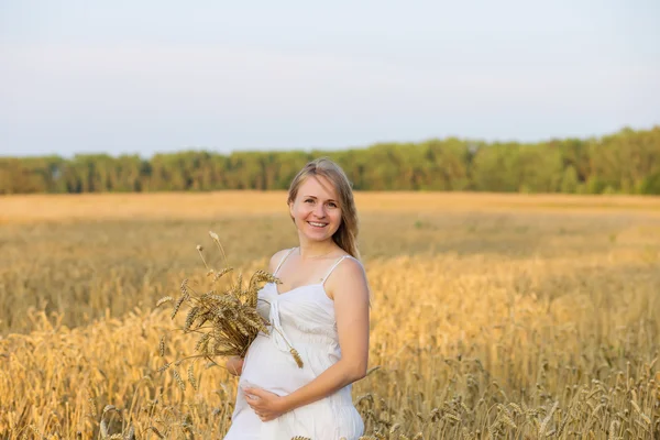 Беременная женщина на открытом воздухе летом — стоковое фото