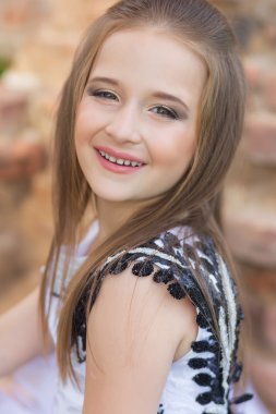 tuğla harabe bir arka plan üzerinde güzel bir kızın moda fotoğraf