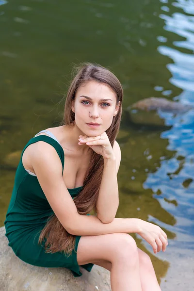 Hermosa chica en vestido verde — Foto de Stock