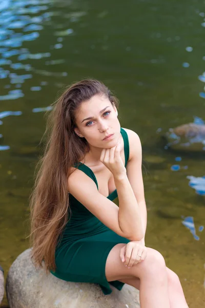 Belle fille en robe verte — Photo
